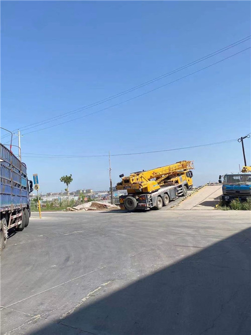 锡山区25吨吊车的租赁价格大概是多少？